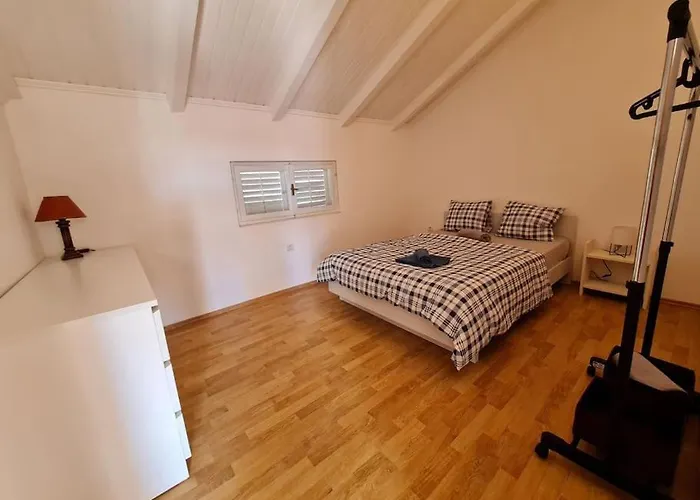 Prostorný Domov V Nejkrásnější části Chorvatska Vodice